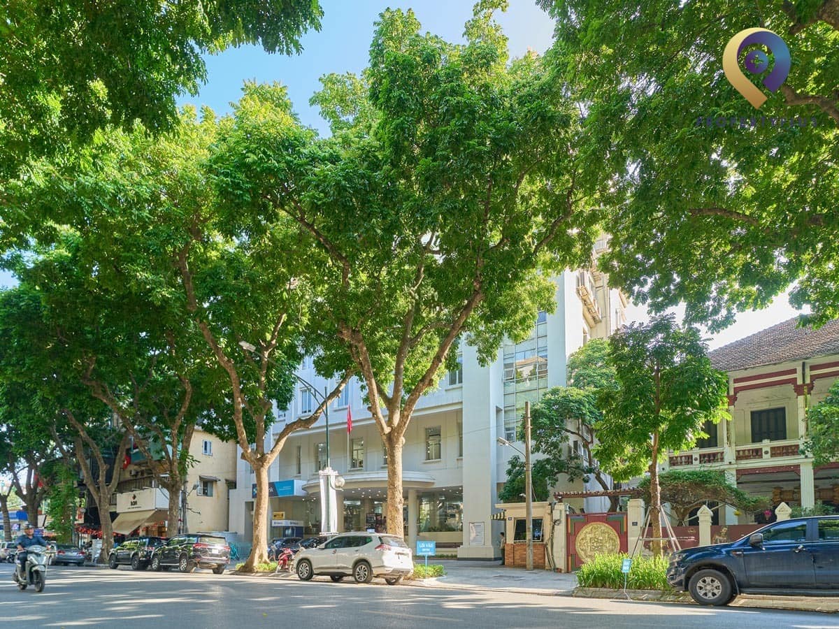 Toàn cảnh mặt ngoài tòa nhà Thông-Tấn-Xã-Việt-Nam với cây xanh bao phủ - hình ảnh từ Property Plus